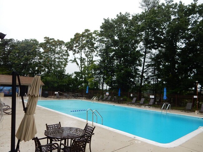 Building Photo - Lovely 3 BR townhome with Community Pool; ...