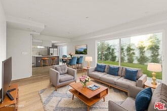 Building Photo - 1752 N Van Ness Ave