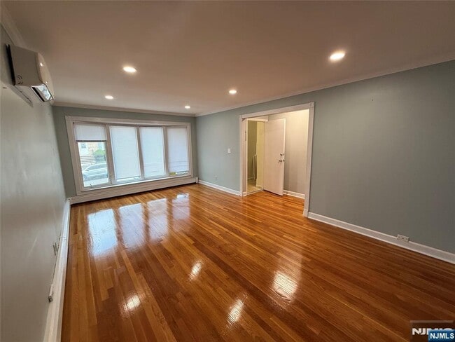Building Photo - 614 6th Ave