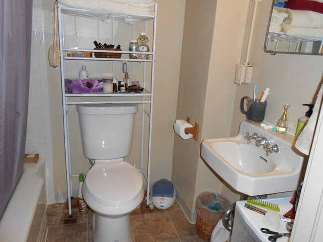 Building Photo - Best Kept Secret! Great Price On This Wond...