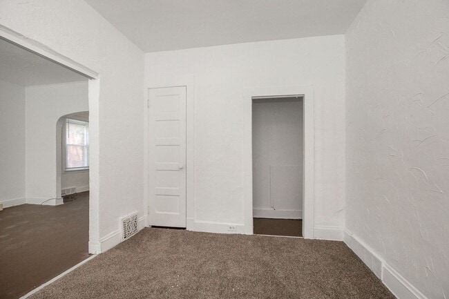 Foto del edificio - 2962 E 66th St