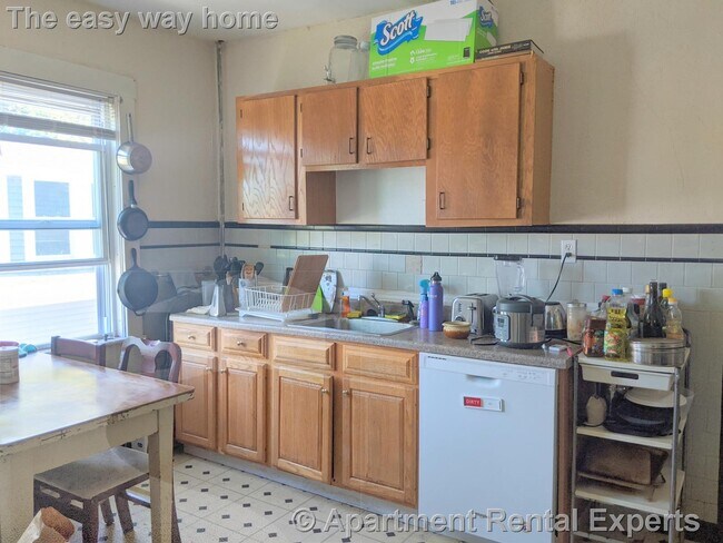 Building Photo - 64 Linden Ave