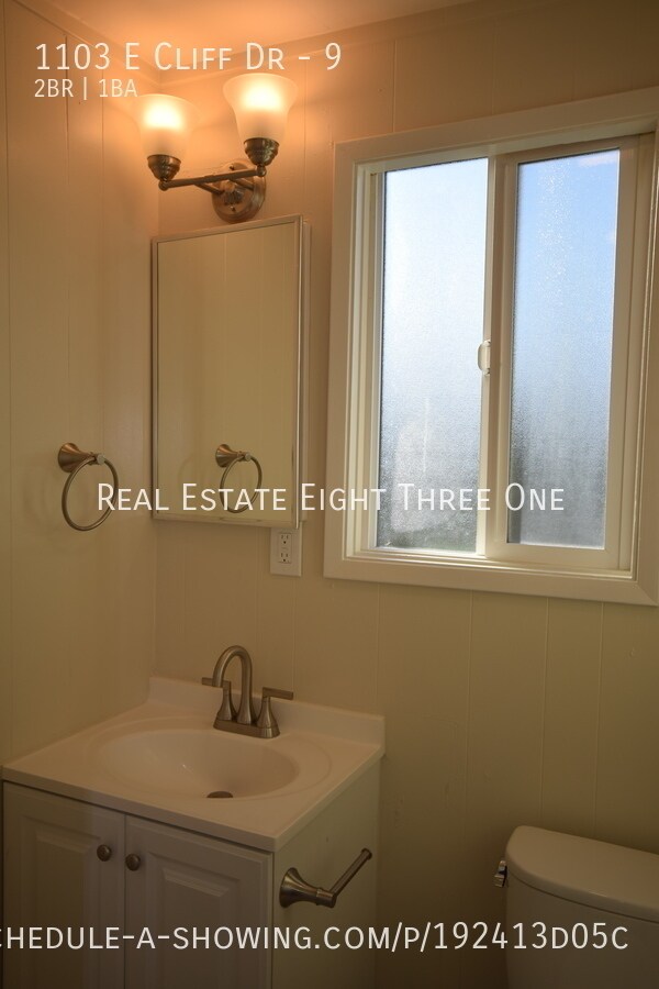 Foto del edificio - 1103 E Cliff Dr