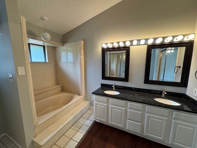 Building Photo - Updated Midway ISD 5 Bedroom