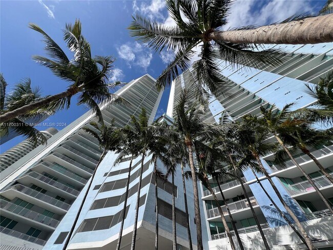 Foto del edificio - 335 S Biscayne Blvd