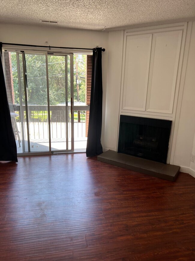 Building Photo - Amazing Room Downtown Renovated/Fireplace/Balcony/View