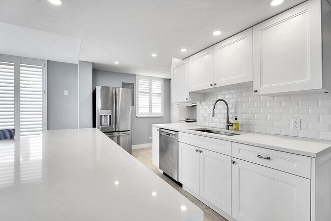 Foto del edificio - 134 Lakeshore Dr