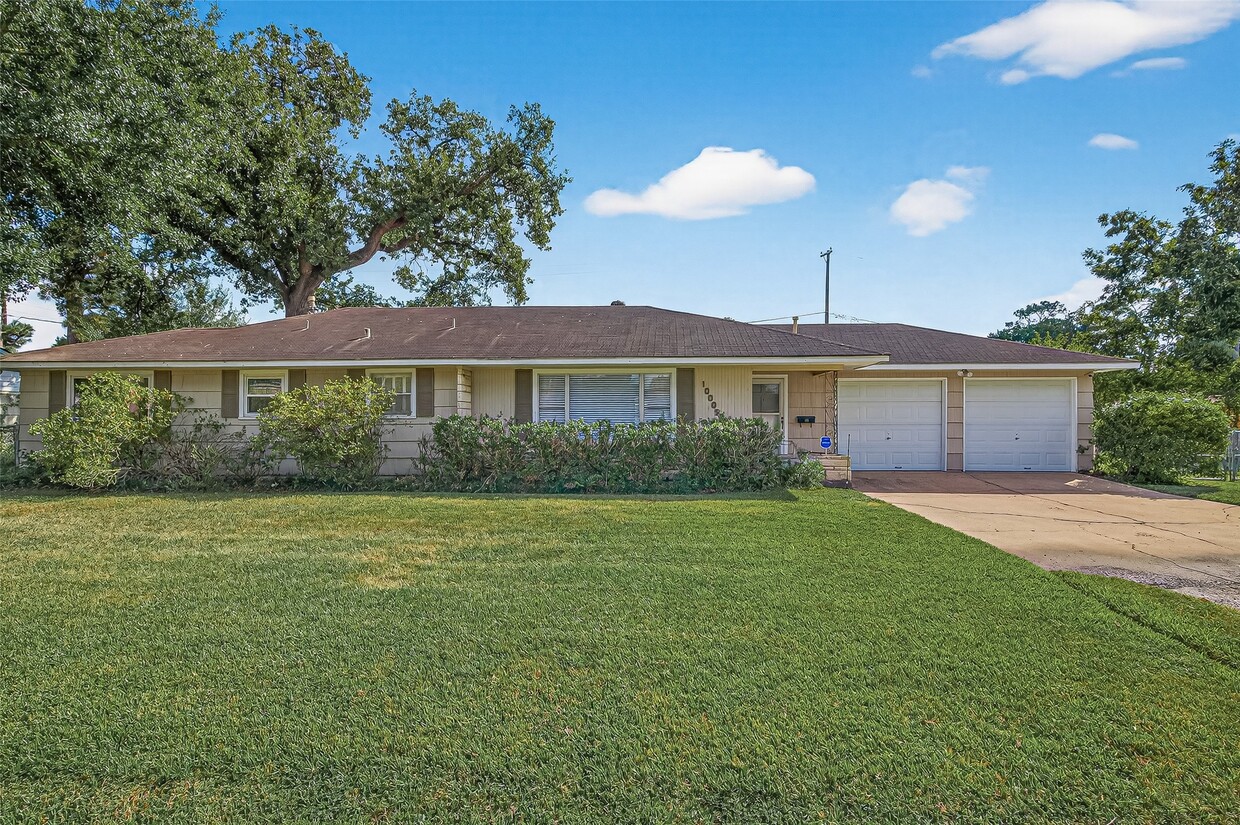 Primary Photo - 10005 Hazelhurst Dr