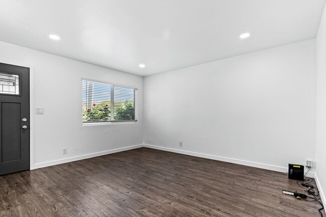 Building Photo - Renovated Hayward Home: Central AC, Garage, and Modern Upgrades