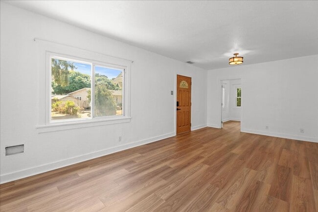 Building Photo - Stylish and Updated North Inglewood House ...