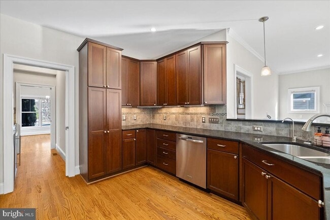 Building Photo - 902 Ramsey St