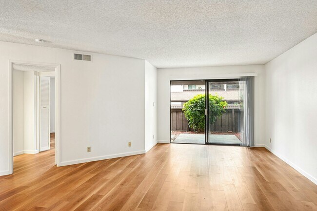 Foto del edificio - 999 Evelyn Terrace W