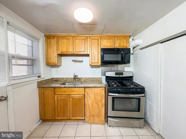 Building Photo - 2529 Iverson St