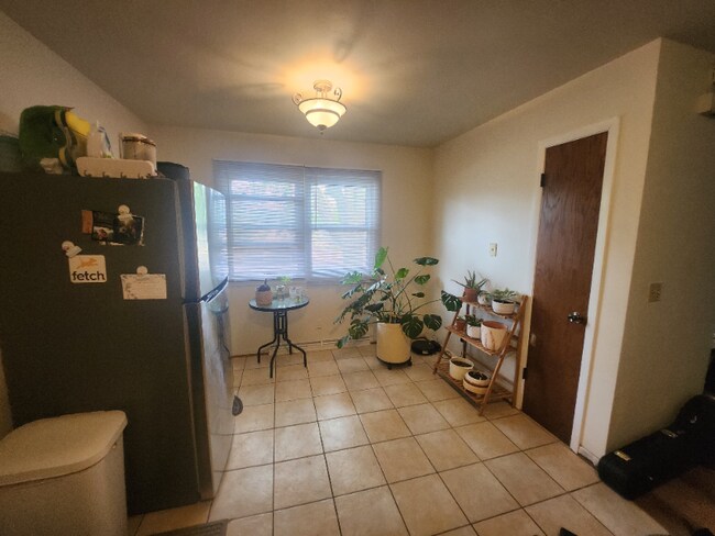 Building Photo - 1305 Buena Vista Dr