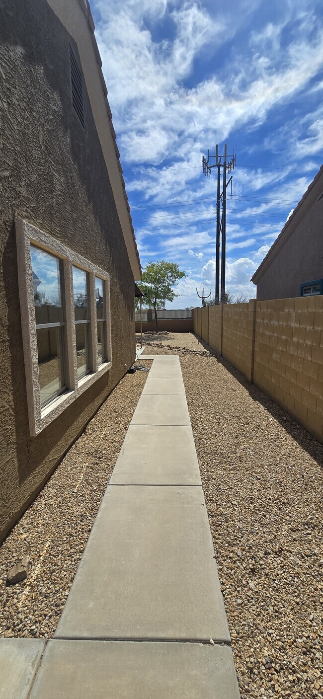 Building Photo - 8971 E Rainier Dr