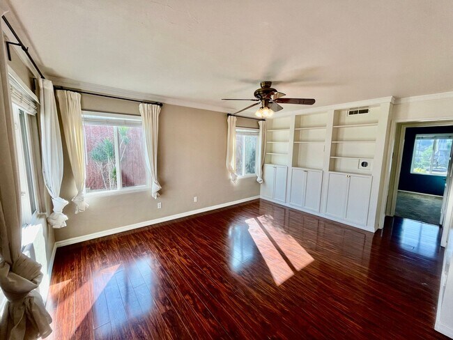 Building Photo - Beautifully Updated 2B 1BA in Redwood Vill...
