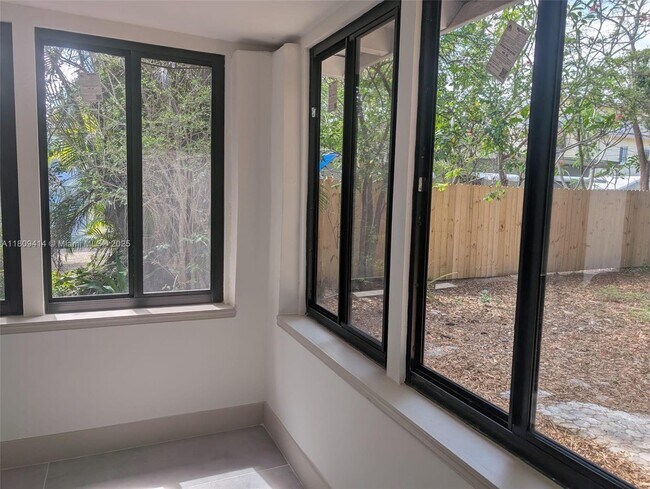 Foto del edificio - 421 SW 11th St