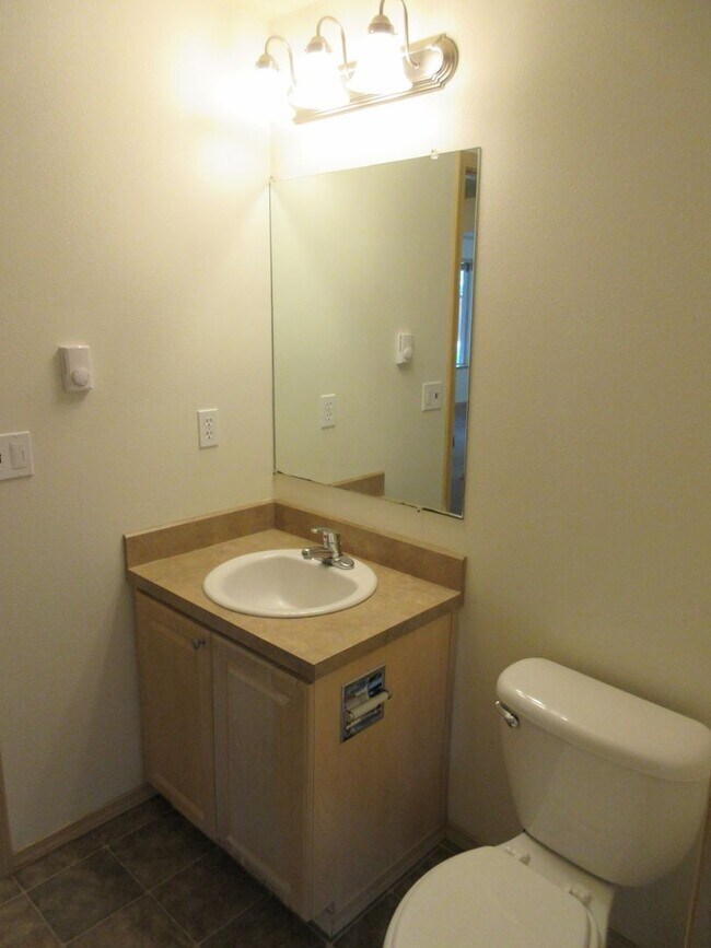 Foto del edificio - Large Three Bedroom Home, Landscaping Prov...