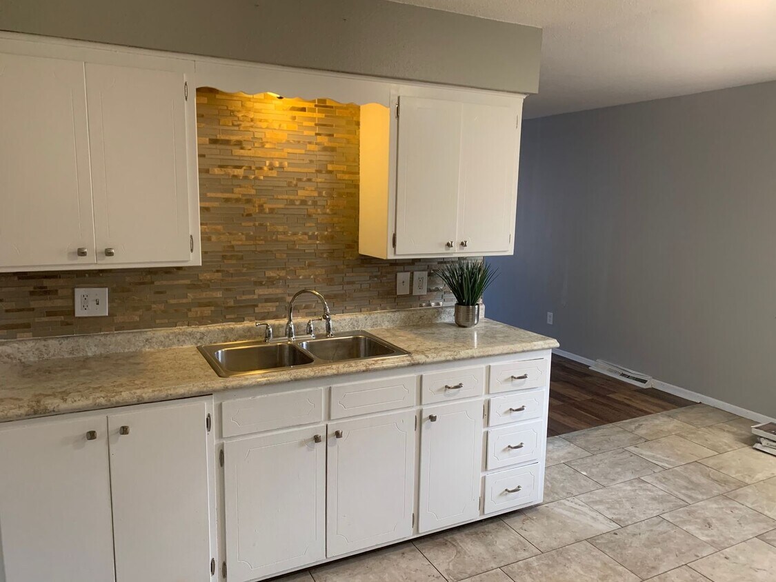 Primary Photo - Stunning 3 Bedroom 2 Bathroom Townhome in ...