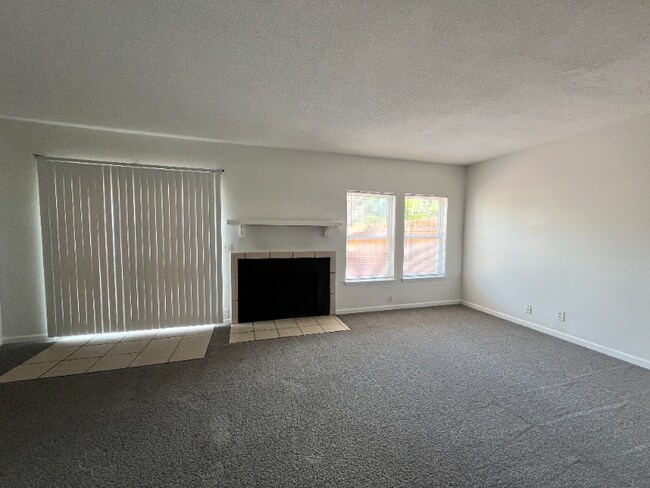 Building Photo - 2022 Oak Park Ln