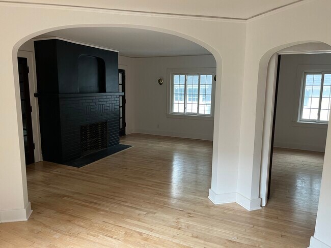Living room - view from dining room - 1324 Wells St