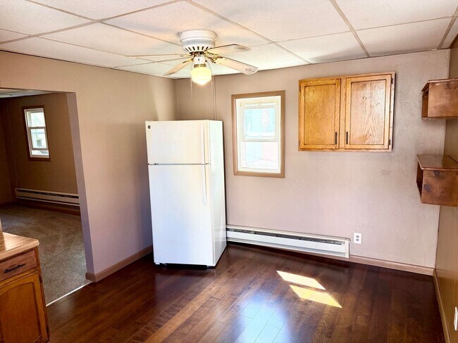 Building Photo - Cozy and conveniently located 1 bedroom, 1 bathroom first-floor apartment with a private entrance!