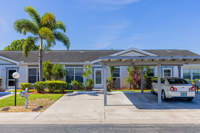 ¡Estacionamiento cubierto junto a tu puerta! - 6807 Sandtrap Dr