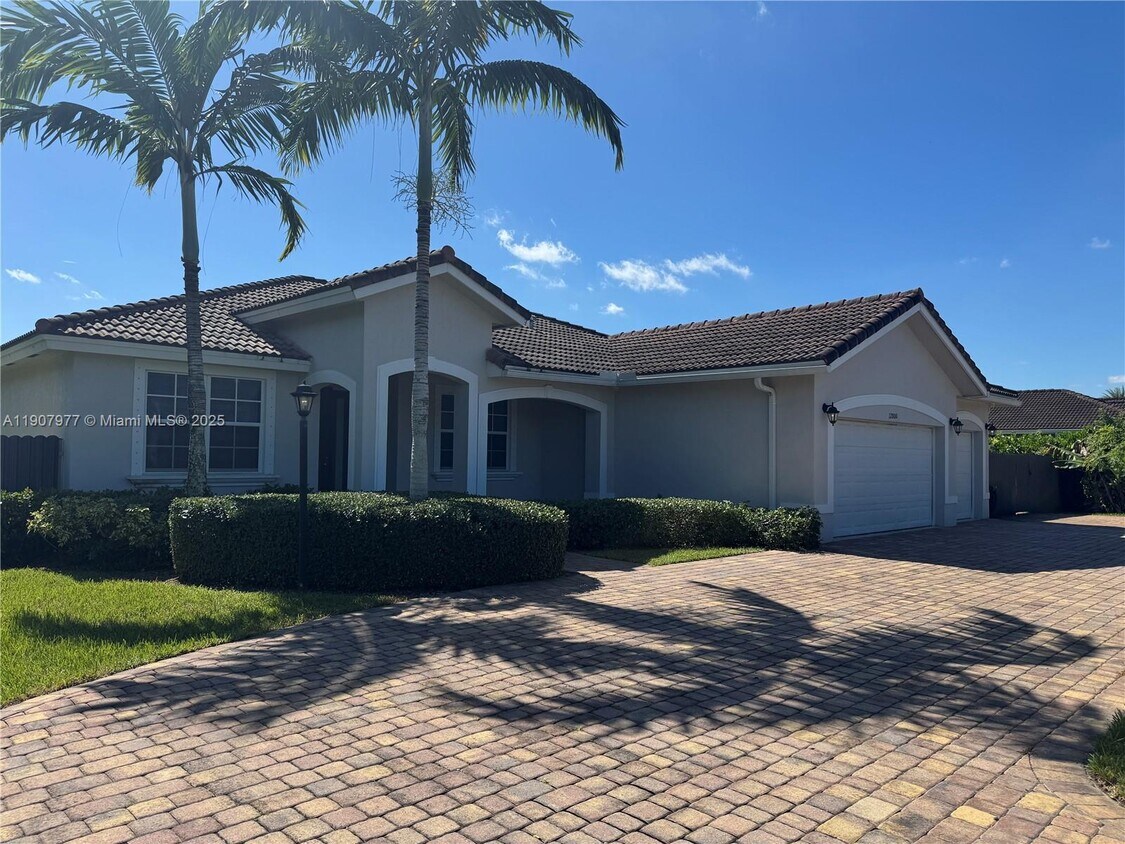 Foto principal - 12800 SW 222nd St