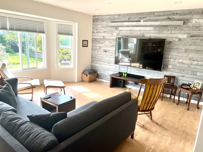 Building Photo - 350 Mainsail Ct
