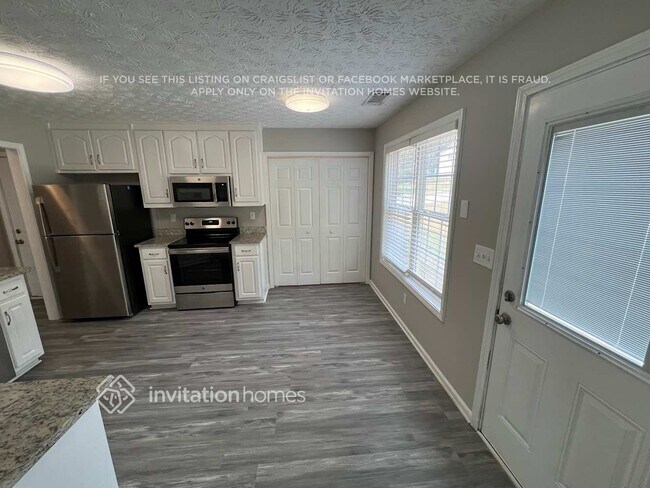 Building Photo - 115 E Lawn Dr