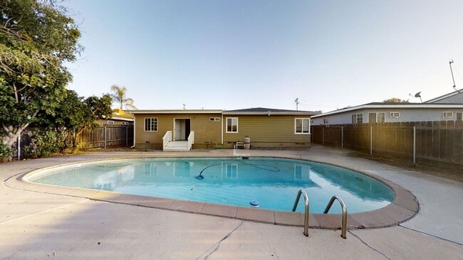 Foto del edificio - 7BD/3BA, Great Backyard w/ POOL!!!