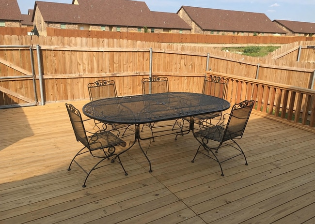 Building Photo - 3 Bed/3 Bath Barracks Townhome Available For Immediate Move In!!