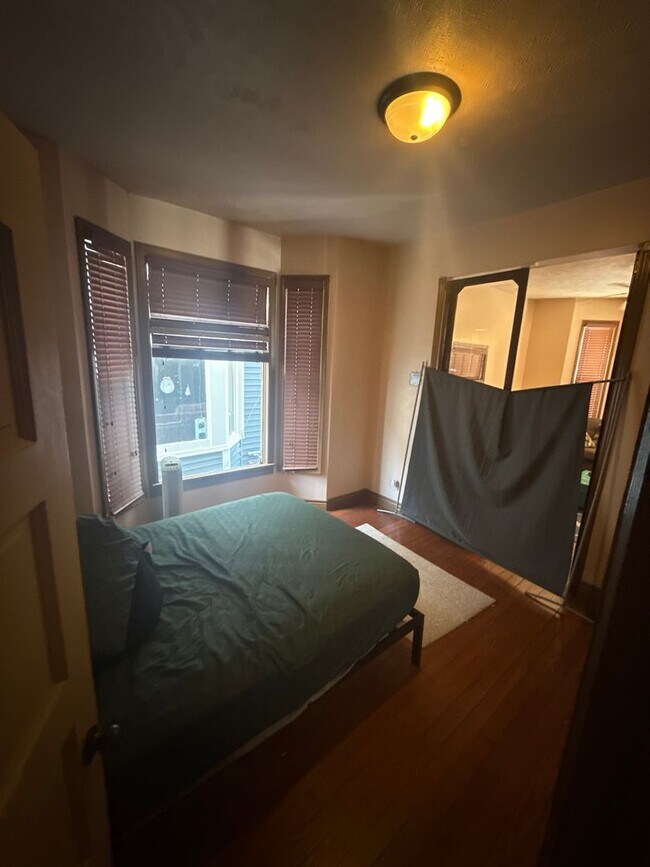 Building Photo - 2 Bedroom In Field Club!!