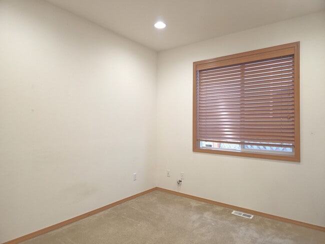 Building Photo - 4-bedroom, 2.5-bathroom home located in Fe...