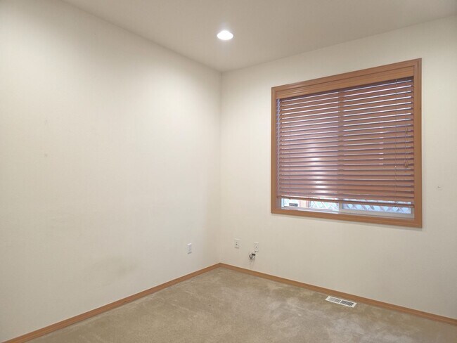 Foto del edificio - 4-bedroom, 2.5-bathroom home located in Fe...