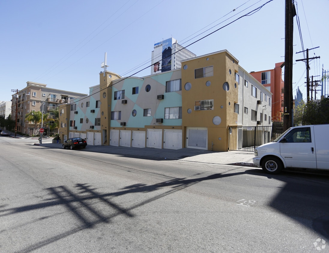 Building Photo - 686 S St Andrews Pl