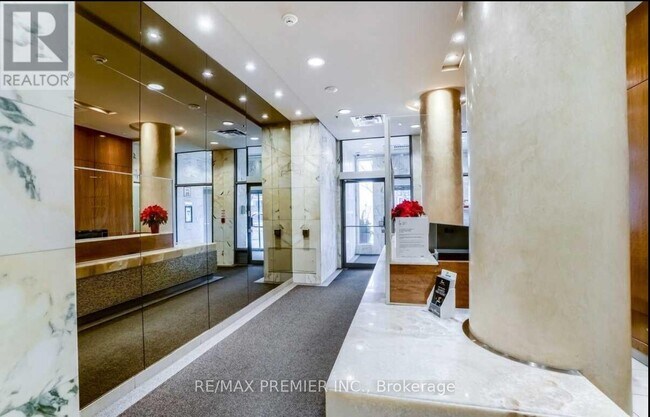 Photo du bâtiment - 736 Spadina Ave.