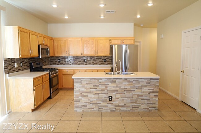 Foto del edificio - 4 br, 3 bath House - 8437 Galliano Ave