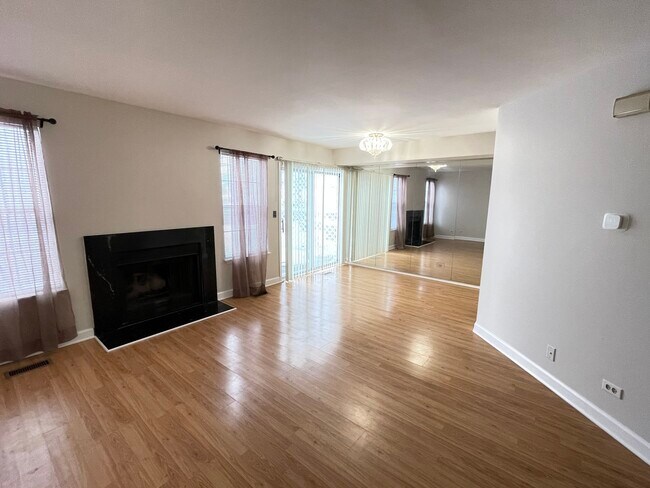 Foto del edificio - 219 Green Knoll Ln