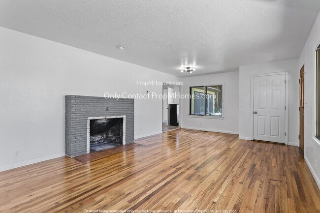 Building Photo - Charming Three Bedroom in Woodstock Neighb...