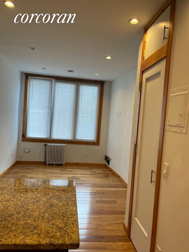 Foto del edificio - 20-16 Bleecker St