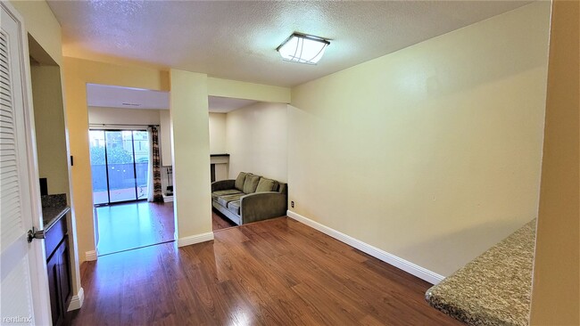 Building Photo - 2 br, 1.5 bath Townhome - 18020 Sahara Road
