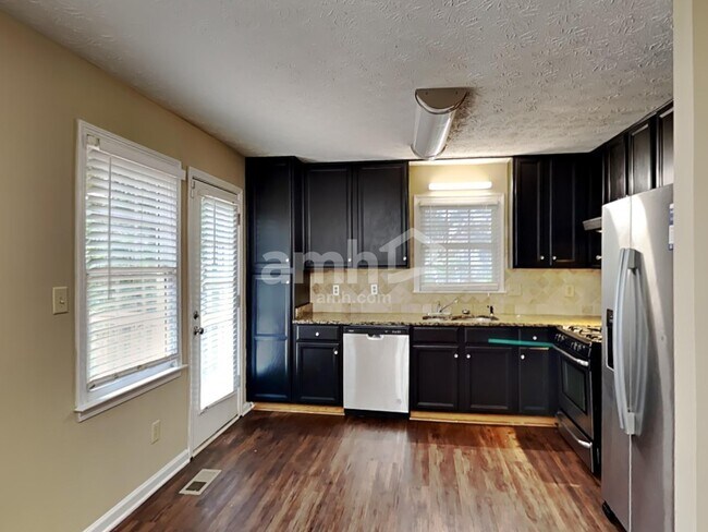 Foto del edificio - 251 Stewart Dr