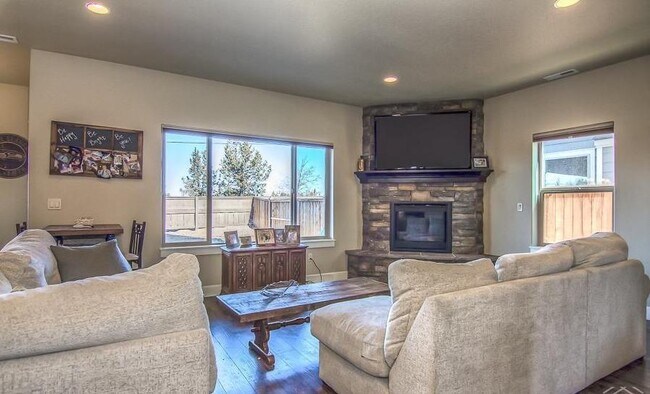 Foto del edificio - Beautiful 4 Bedroom Home on Bends Eastside!