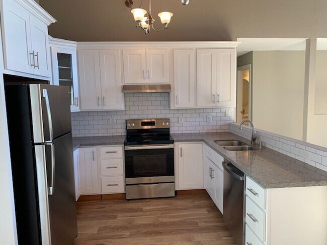 Foto del edificio - 3 bed, 2 bath home with large fenced backy...
