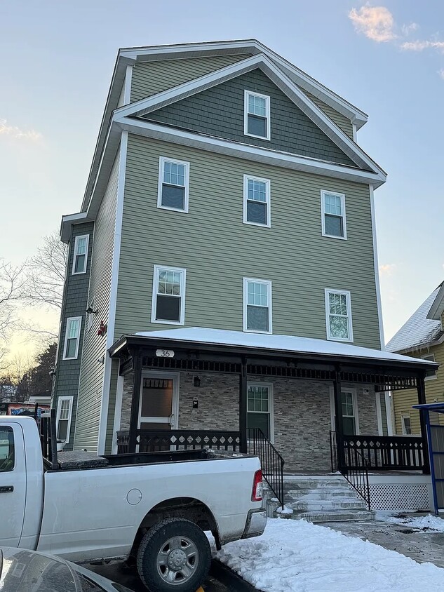 Frente - 36 Blackstone River Rd