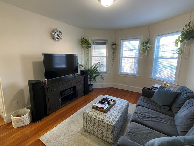 Building Photo - 15 Sargent Ave