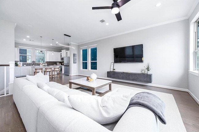 Building Photo - 2022 Groveland Glen Dr