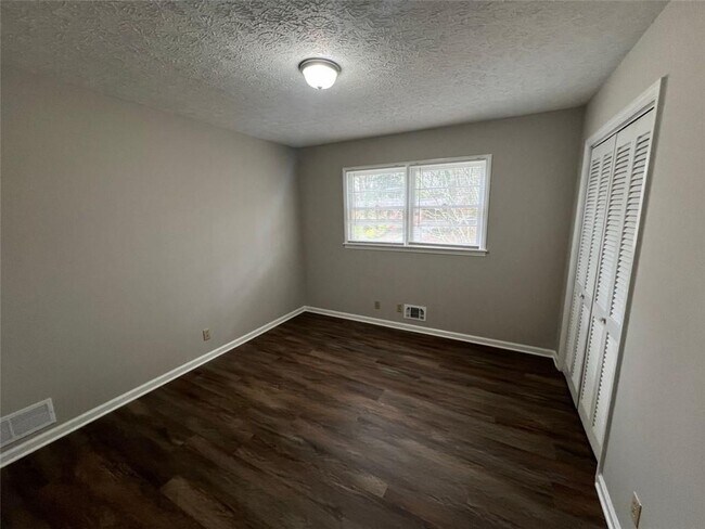 Building Photo - 1382 Marydale Dr SW
