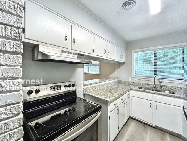 Building Photo - 1202 Town and Country Dr